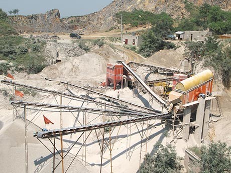 一小時5-10噸的半自動砸石機多少錢？有沒有現(xiàn)場圖片或者視頻參考？