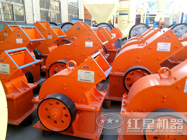 整齊擺放的錘式破碎機