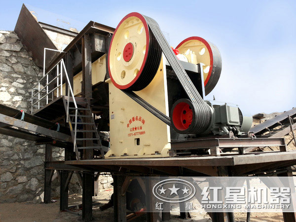 顎式破碎機破碎現場