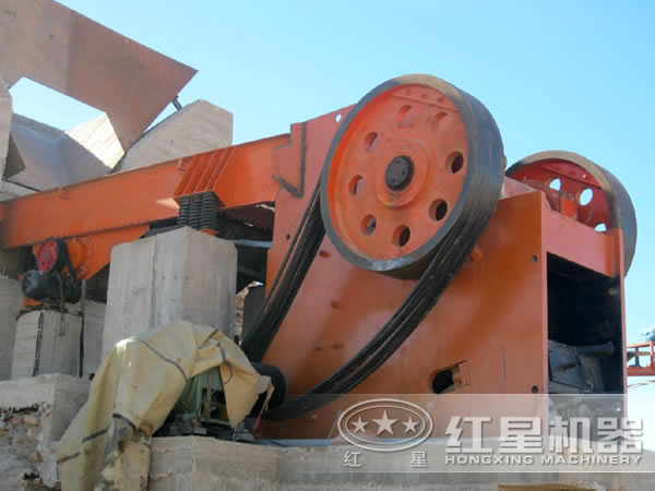 顎式破碎機(jī)生產(chǎn)現(xiàn)場(chǎng)圖