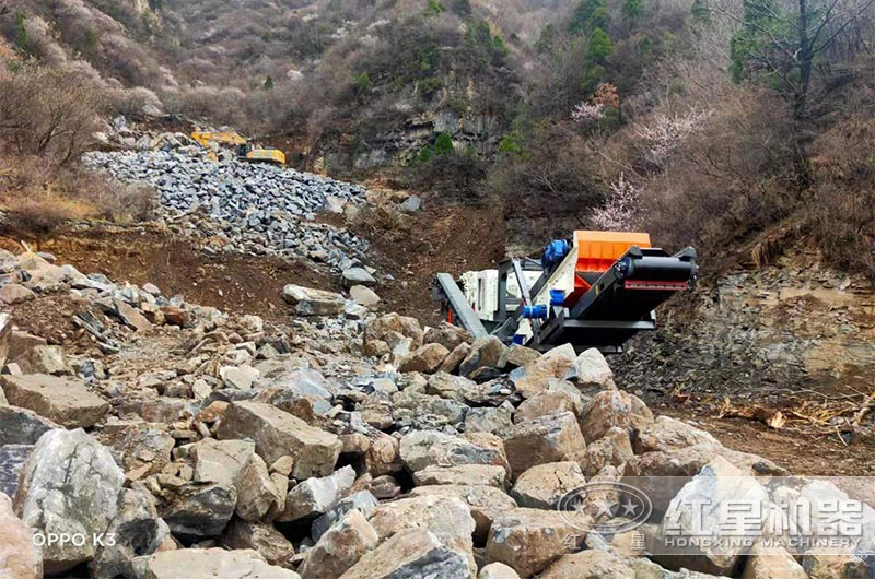 履帶顎式移動(dòng)破石機(jī)現(xiàn)場一 履帶顎式移動(dòng)破石機(jī)現(xiàn)場一