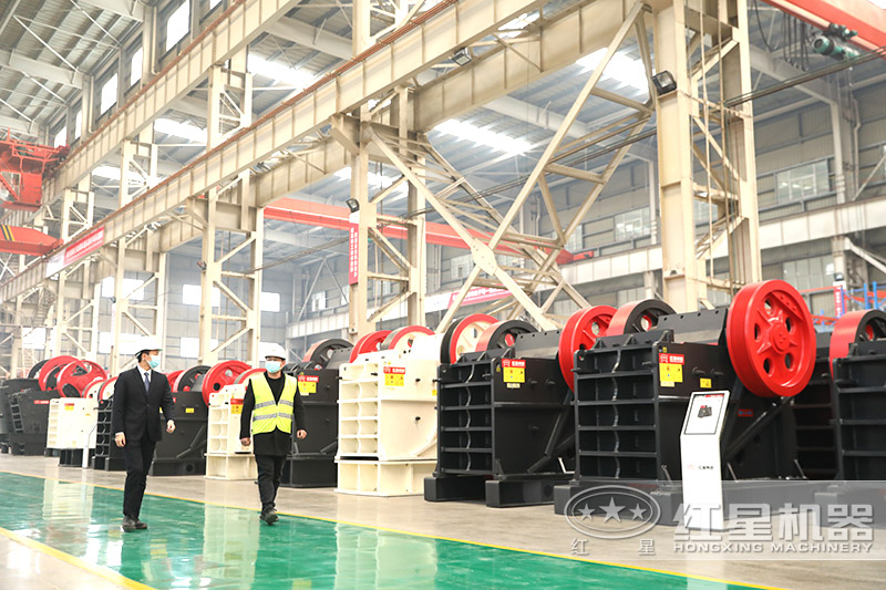 客戶實(shí)地考察紅星機(jī)器廠家46破碎機(jī) 客戶實(shí)地考察紅星機(jī)器廠家46破碎機(jī)