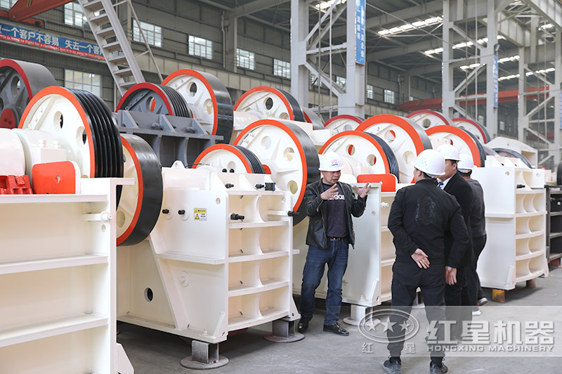 客戶來廠參觀鄂式粗碎機(jī) 客戶來廠參觀鄂式粗碎機(jī)