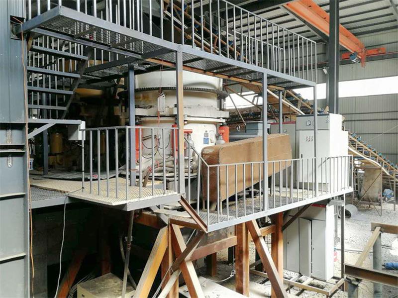 施工現場中的1750圓錐破碎機 施工現場中的1750圓錐破碎機