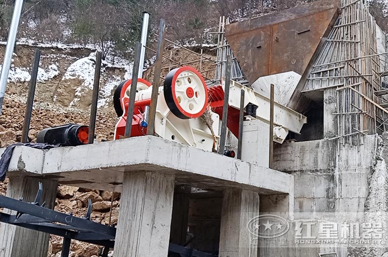 顎式破碎機(jī)工作現(xiàn)場圖片 顎式破碎機(jī)工作現(xiàn)場圖片