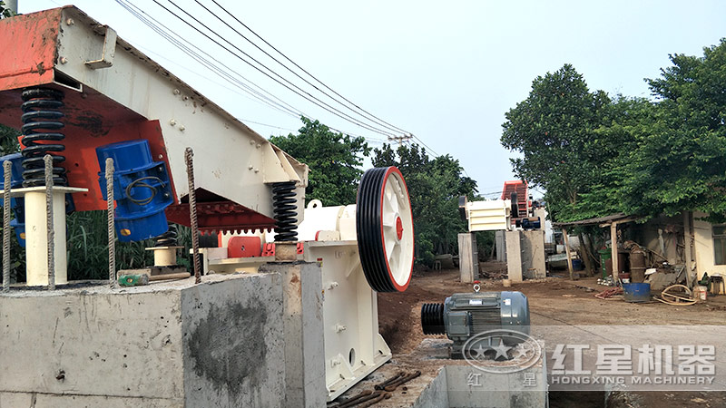 小型石子加工設(shè)備客戶需求增加，現(xiàn)場(chǎng)安裝中