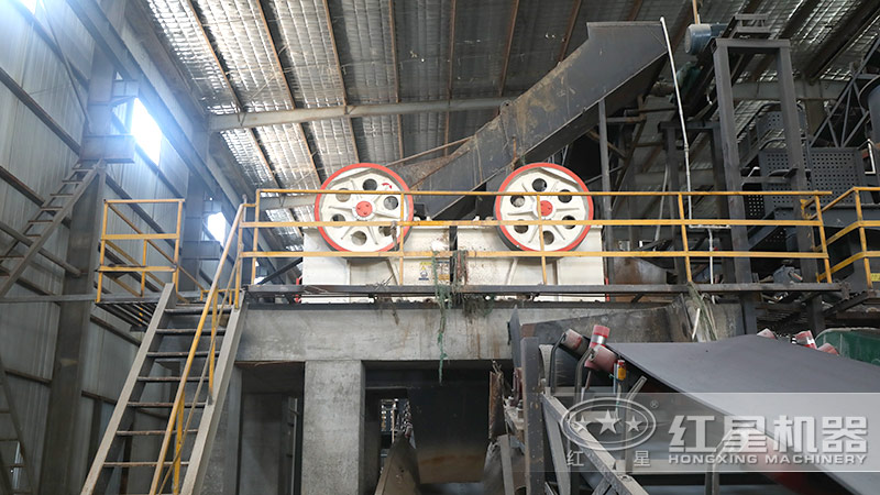 砂石場現(xiàn)場配置顎式破碎機 砂石場現(xiàn)場配置顎式破碎機