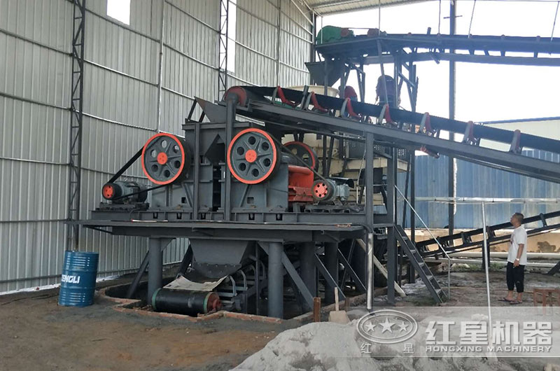 石子機工作現場,采用技術先進,環保效果顯著 石子機工作現場,采用技術先進,環保效果顯著