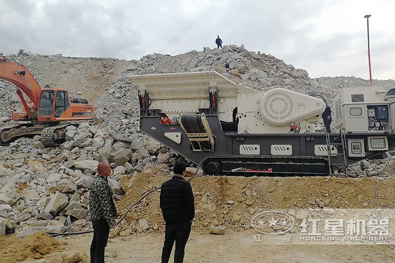 履帶顎式移動(dòng)破石機(jī)現(xiàn)場三 履帶顎式移動(dòng)破石機(jī)現(xiàn)場三