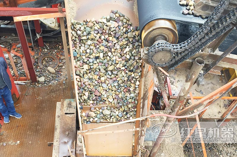 粗碎篩分后的石頭進入圓錐破細碎 粗碎篩分后的石頭進入圓錐破細碎