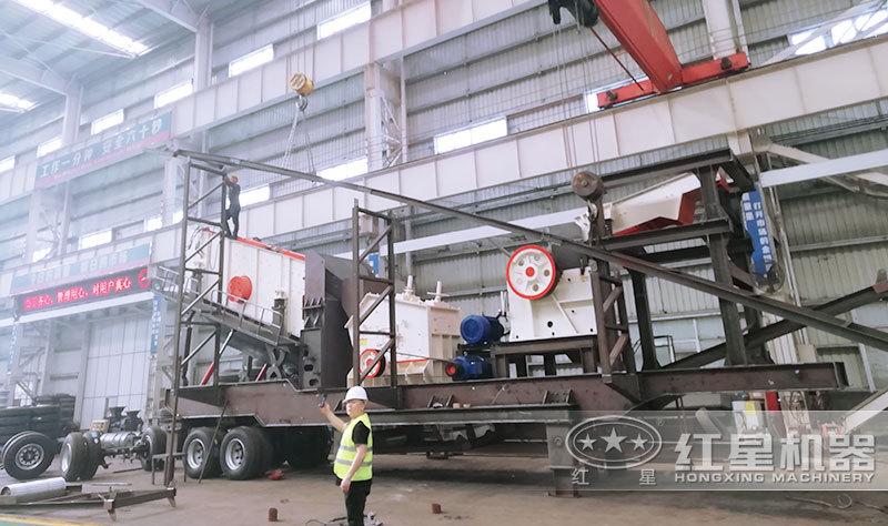 四合一車載破碎機:鄂破+反擊破 四合一車載破碎機:鄂破+反擊破