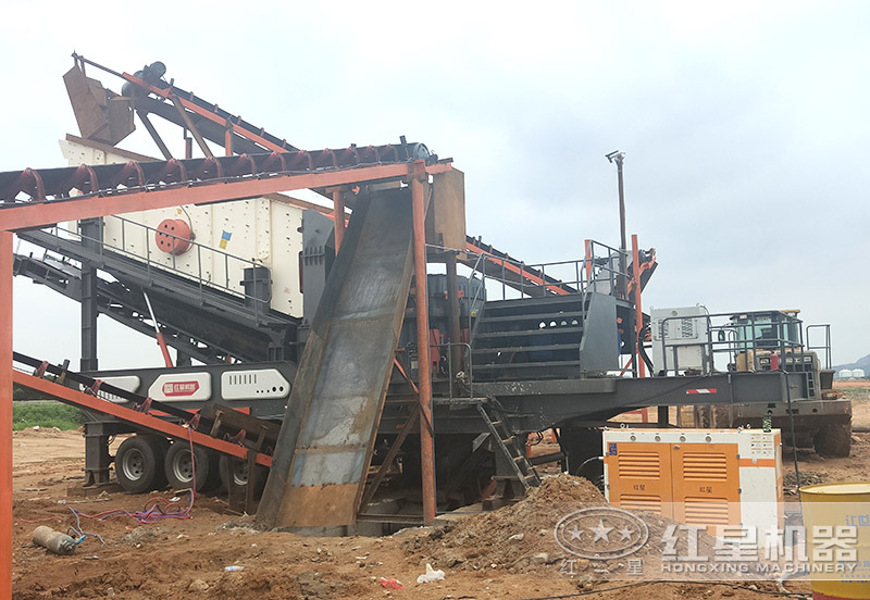 建筑垃圾處理設備-移動破碎站搭載圓錐破作業