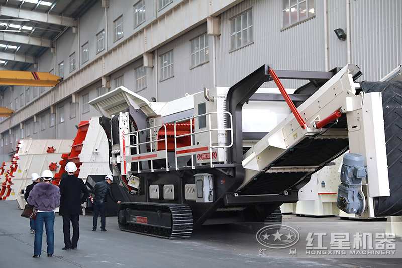 紅星機器小型移動磕石機，客戶來廠考察