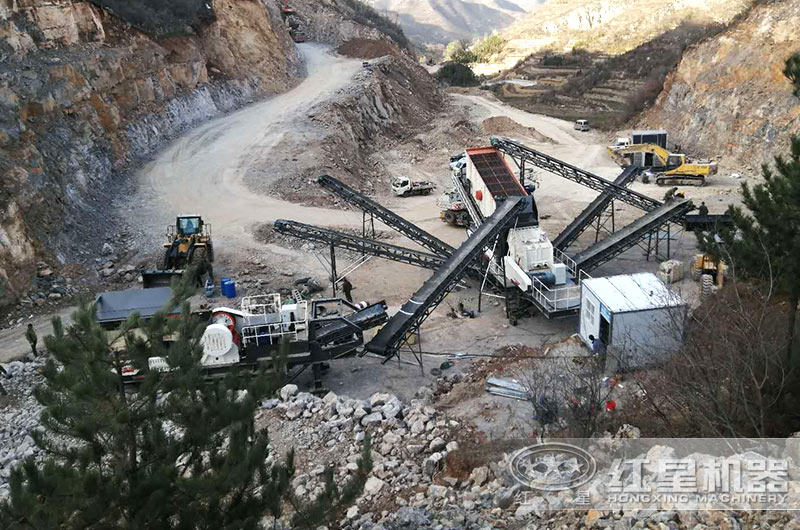 移動破碎機-多機聯合生產加工鐵路石子現場 移動破碎機-多機聯合生產加工鐵路石子現場