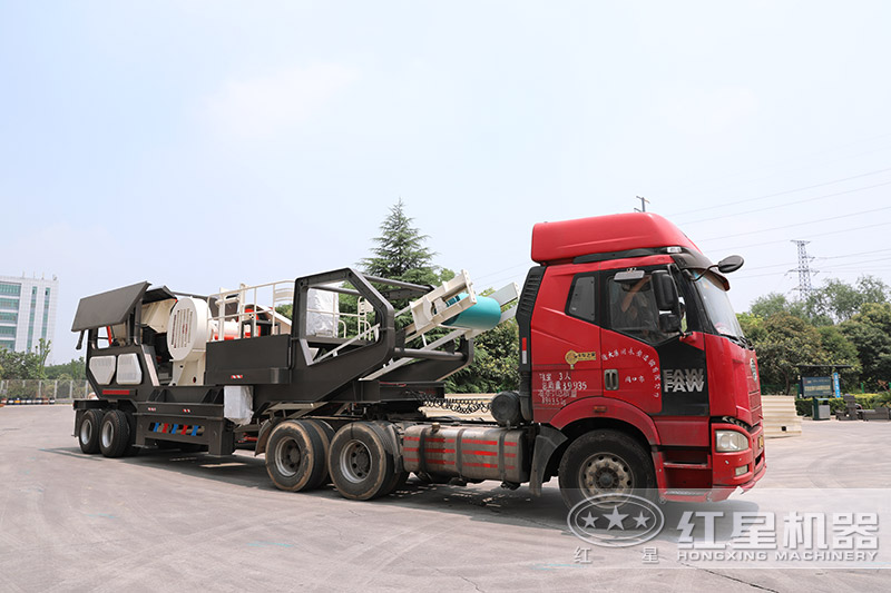 輪胎移動破碎站車頭牽引下移動 輪胎移動破碎站車頭牽引下移動