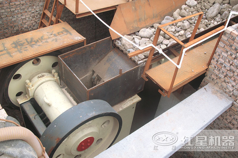 作業(yè)現(xiàn)場中的46破碎機(jī)進(jìn)料實(shí)拍 作業(yè)現(xiàn)場中的46破碎機(jī)進(jìn)料實(shí)拍