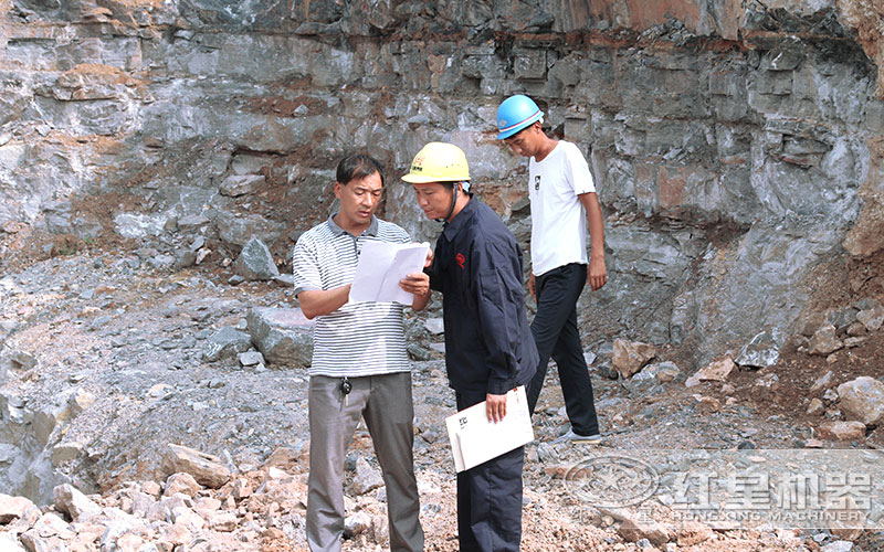 紅星技術(shù)人員現(xiàn)場考察為客戶配置小型破碎機(jī) 紅星技術(shù)人員現(xiàn)場考察為客戶配置小型破碎機(jī)