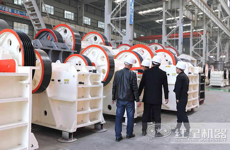 粗破鄂式破碎機型號多,價格不等,用戶來廠考察 粗破鄂式破碎機型號多,價格不等,用戶來廠考察