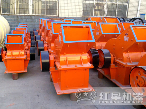 整齊擺放的各大型號(hào)的錘式破碎機(jī)