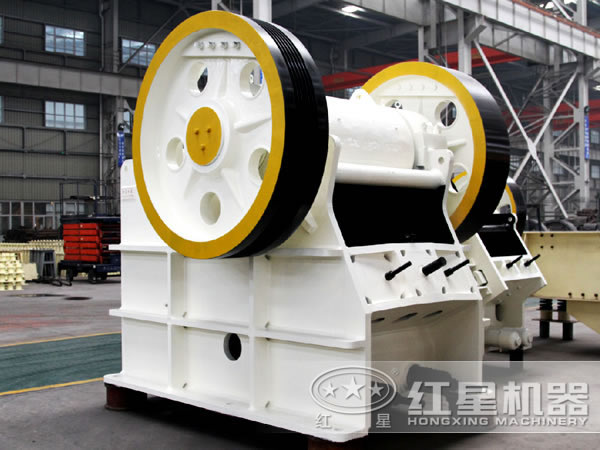 石榴石顎式破碎機(jī)背面展示