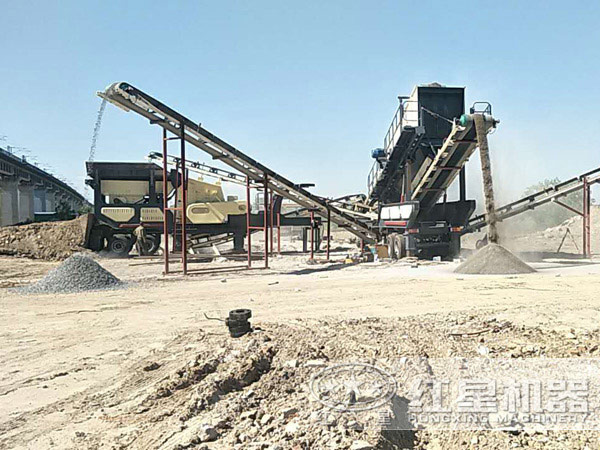 鵝卵石移動破碎機工作現場圖