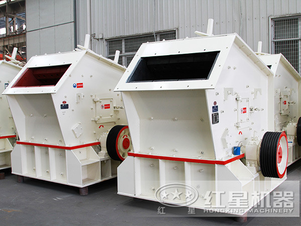 時產(chǎn)100噸頁巖反擊式破碎機生產(chǎn)車間
