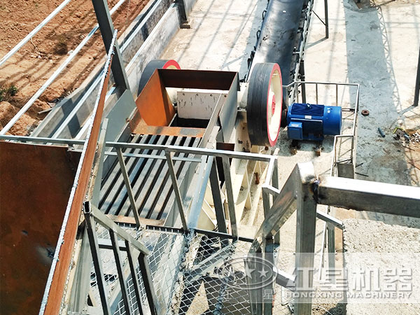 小型顎式破碎機工作現場圖