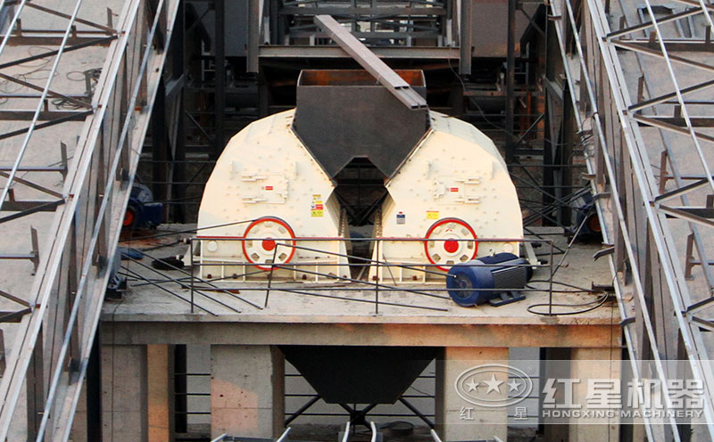 兩臺重錘式破碎機組合作業