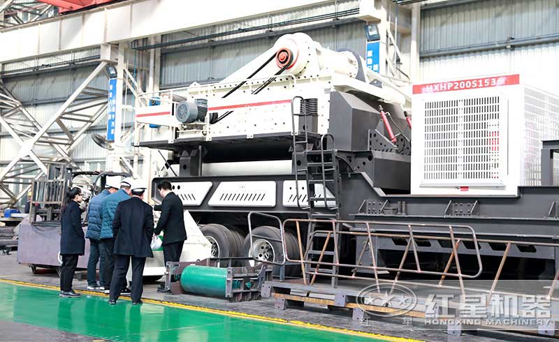 客戶來訪紅星流動碎石機車間考察設備