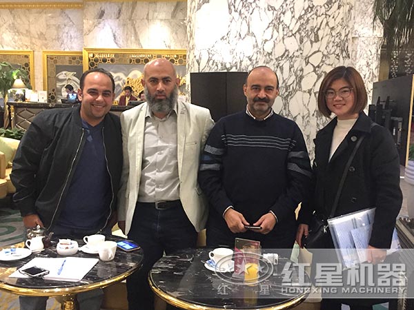 機(jī)制砂設(shè)計(jì)師與客戶留影