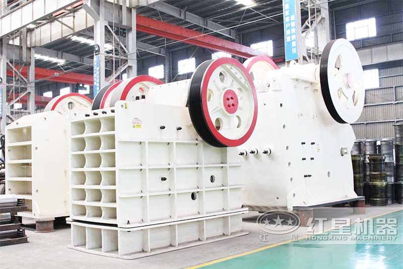 顎式破碎機生產(chǎn)車間實拍