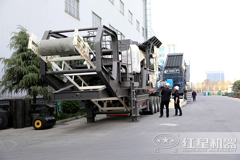 客戶來廠考察移動破碎機設(shè)備