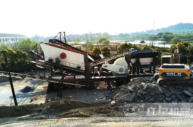 移動(dòng)錘式破碎機(jī)粉碎建渣現(xiàn)場(chǎng)