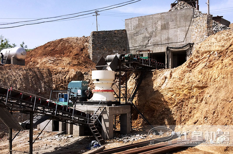 安裝中的單缸圓錐破碎機(jī)實(shí)拍