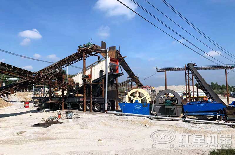 海南制沙現(xiàn)場兩臺(tái)雙排輪式洗砂機(jī)配細(xì)砂回收機(jī)