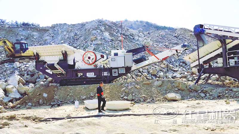 山東履帶式移動顎式破碎機(jī)作業(yè)現(xiàn)場