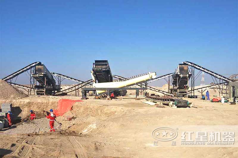 阿曼時(shí)產(chǎn)300噸移動(dòng)制沙現(xiàn)場配一臺(tái)螺旋式洗砂機(jī)