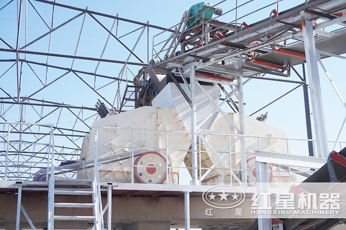 反擊式破碎機破碎現場