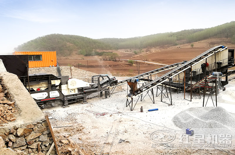 顎式移動破碎機碎石現(xiàn)場