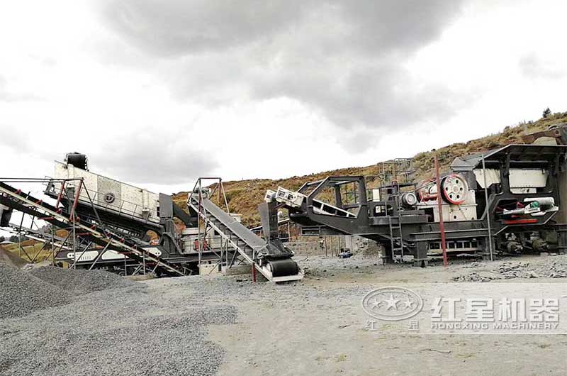 小型移動砂石粉碎機現場實拍