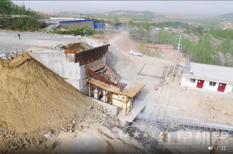 工作中的顎式破碎機(jī)實(shí)拍